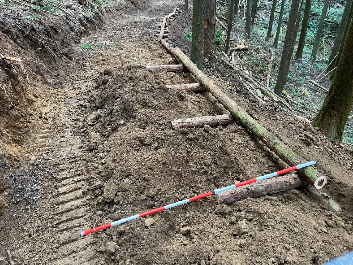 木製路肩で補強した間伐現場の作業道