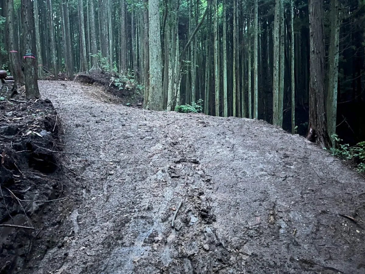 掘削直後のぬかるんだ路面